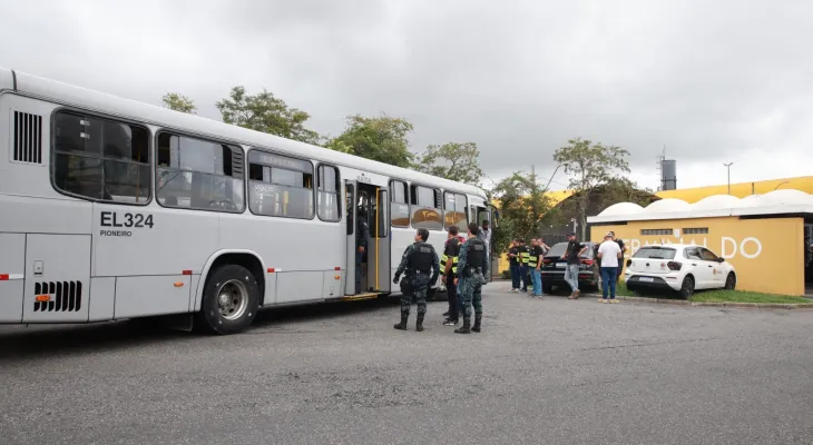 Quatro adolescentes são apreendidos e um homem é detido na segunda fase da Operação Fura-Catraca