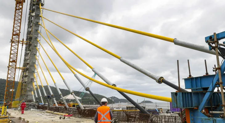 O beijo vem aí: Ponte de Guaratuba tem último estai instalado