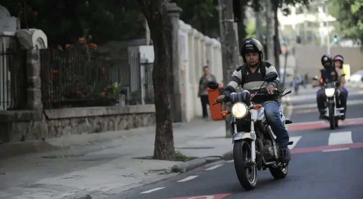 Falta de placa não é crime se chassi estiver legível, decide juíza