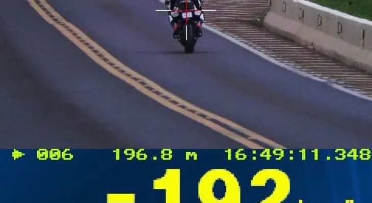 Motociclista é flagrado a 192 km/h durante fiscalização de velocidade na BR-277, em Guarapuava