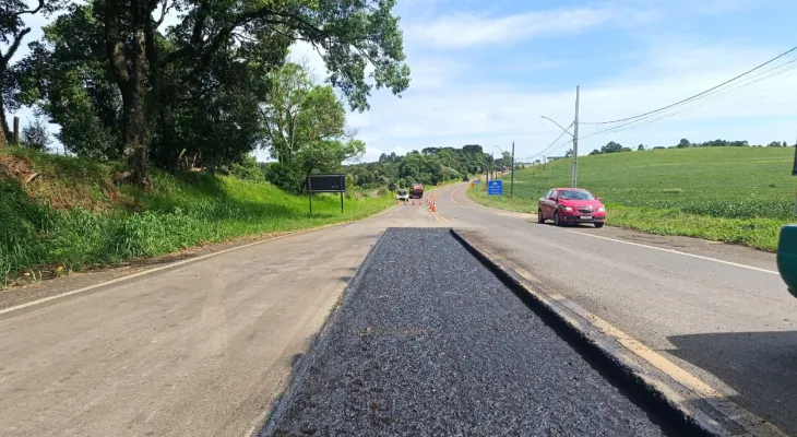 DER/PR executa serviços de conservação na PR-180 entre Marmeleiro e Santa Catarina