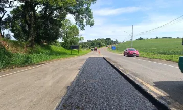 DER/PR executa serviços de conservação na PR-180 entre Marmeleiro e Santa Catarina