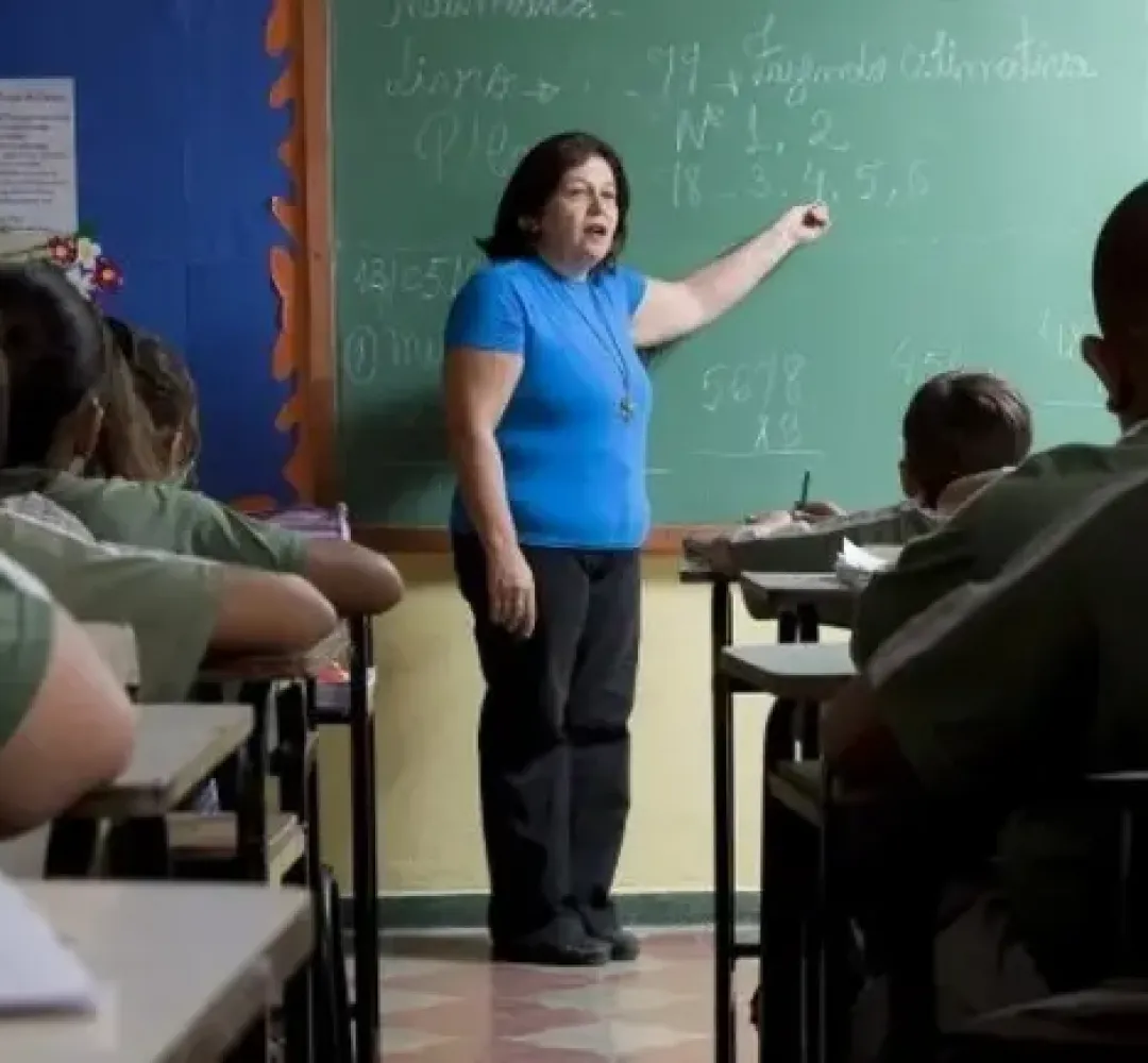 Professores suspendem greve de segunda (23) após avanço em negociações