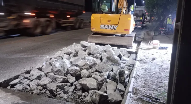 Tecnologia de 'cura rápida' acelera obras na Avenida Bento Rocha e reduz filas em Paranaguá