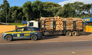 PRF flagra caminhão com 15 toneladas de excesso de carga e motorista com CNH suspensa na BR-277