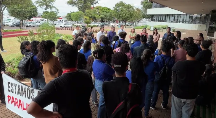 Trabalhadores protestam por atraso de salário em empresa terceirizada; prefeitura busca soluções