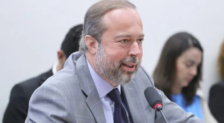 Ministro diz que diretrizes do leilão de armazenamento de energia serão anunciadas em abril