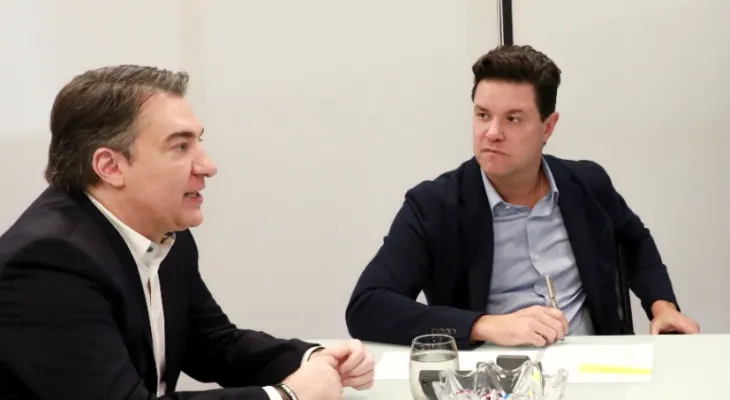 Giacobo estreia em pesquisa ao governo e aparece à frente de Guto Silva, nome do grupo de Ratinho Jr.