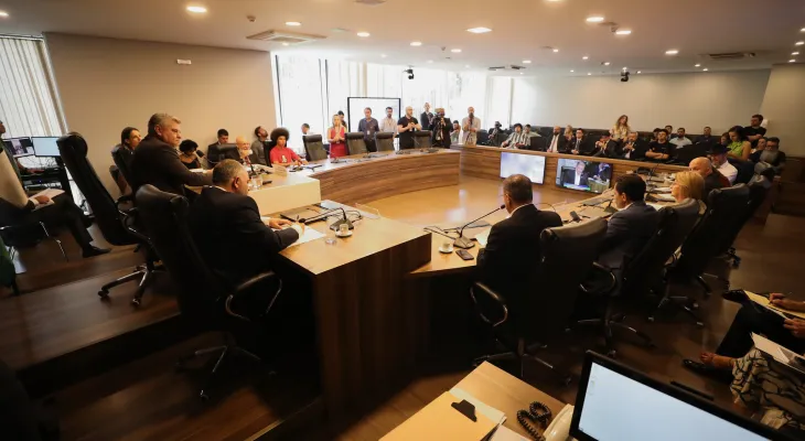 Após polêmica e restrição anunciada pela Alep, vereador entra em sessão do Conselho de Ética e transmite reunião ao vivo