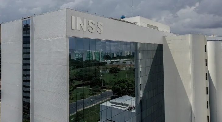 INSS suspende consignado do C6 e exige devolução de R$ 300 mi