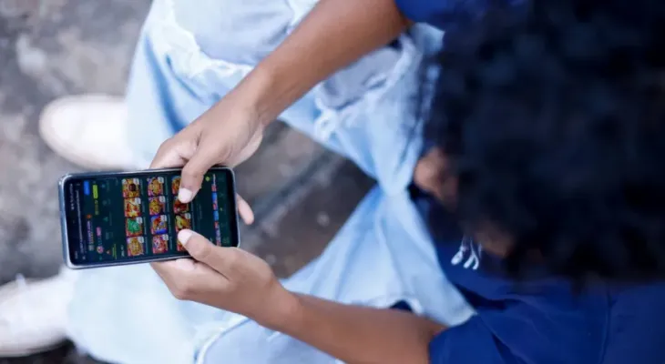 ECA Digital começa a valer e obriga redes sociais a reforçar proteção de menores