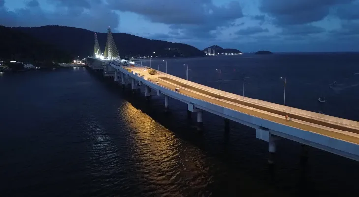 Primeiros testes de luz mostram como a Ponte de Guaratuba ficará à noite