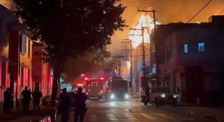 Incêndio de grandes proporções atinge fábrica no Brás, em São Paulo