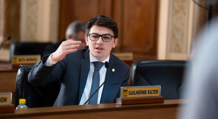 Câmara de Curitiba aprova comissão sobre moradores de rua em sessão tensa