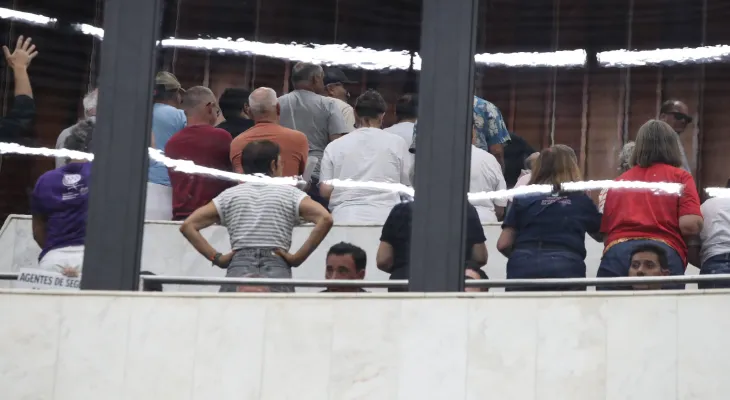 Pressão de servidores domina sessão e governo promete pacote com data-base para votação imediata