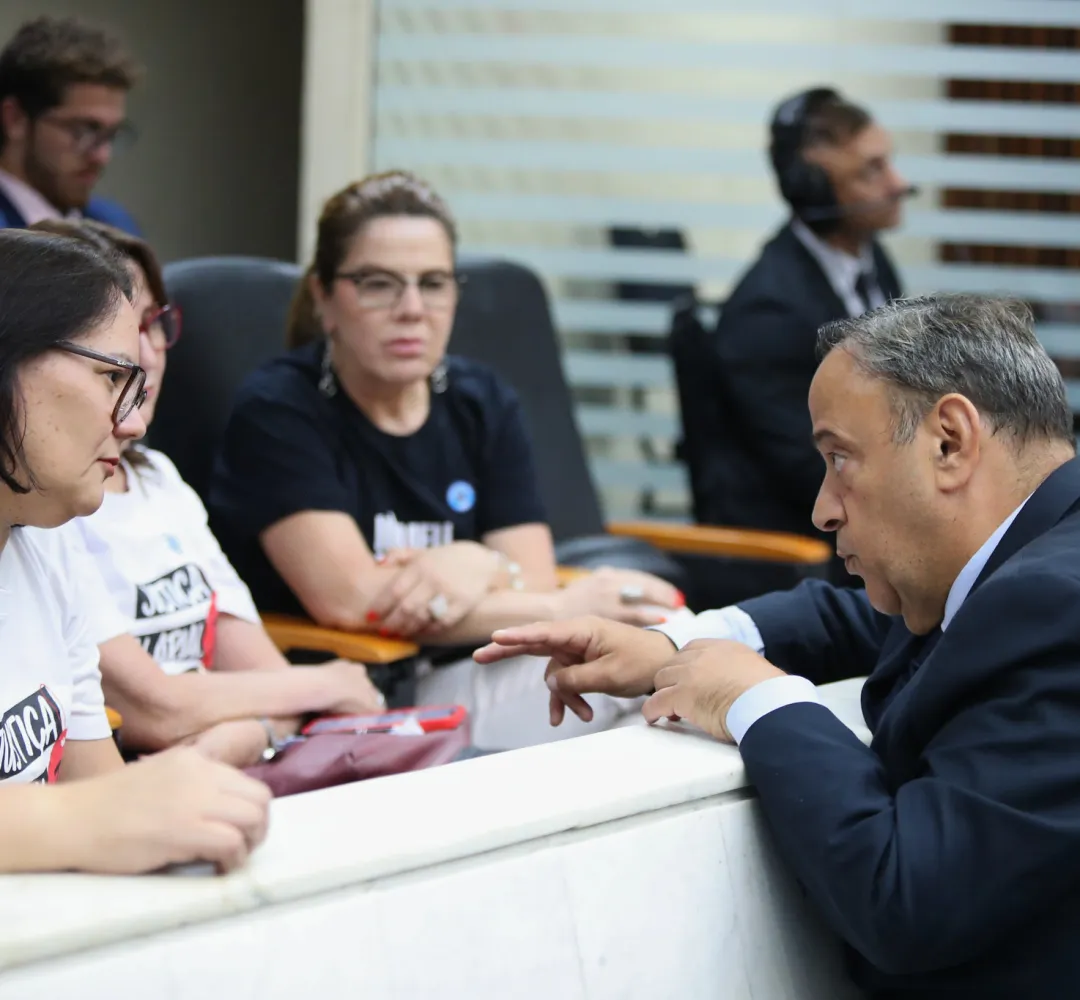 Reajuste de 5% expõe defasagem de 52% e amplia crise com servidores no Paraná