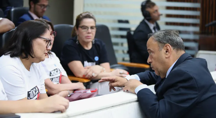 Reajuste de 5% expõe defasagem de 52% e amplia crise com servidores no Paraná