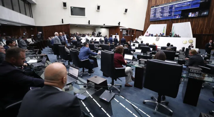 Sem debate, Alep aprova pacote salarial com 5% e reestruturação que divide servidores