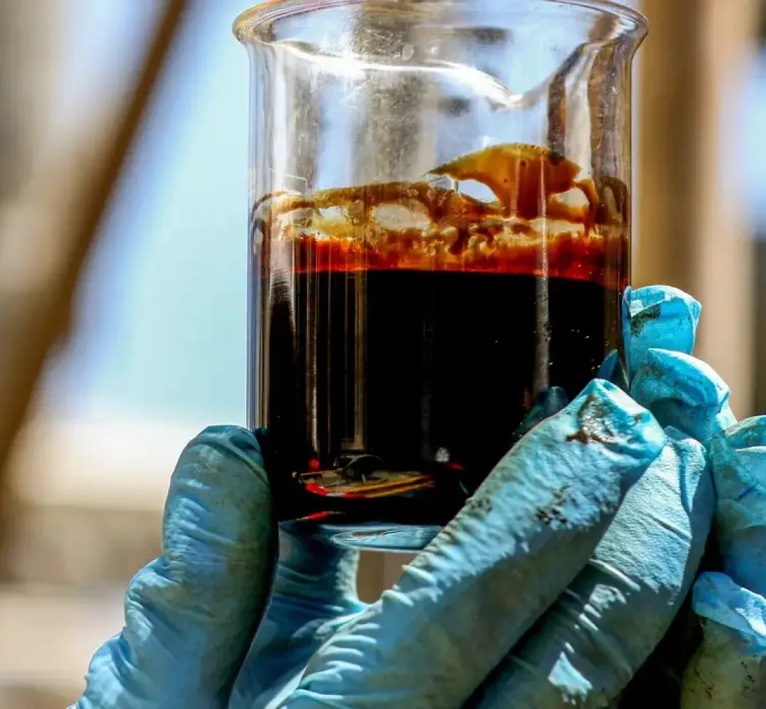 Petróleo dispara: Barril encosta em US$ 111 após Trump anunciar ofensiva militar no Irã