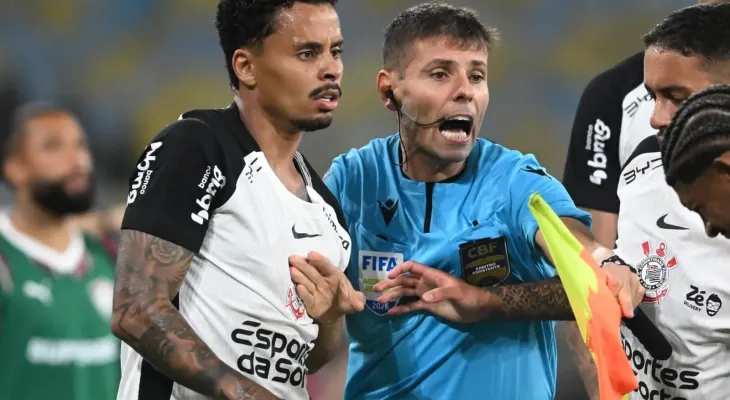 Allan se desculpa após expulsão por gesto obsceno: 