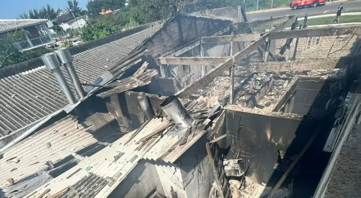 Avião de pequeno porte cai em Capão da Canoa sobre restaurante