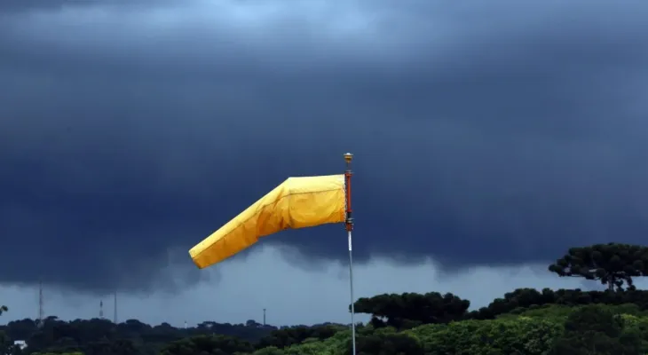 Ciclone extratropical se forma e traz alerta de temporais para o Paraná; veja a previsão