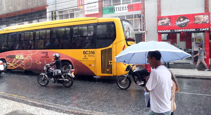 Deve chover até quarta-feira em várias regiões do Paraná, prevê Simepar