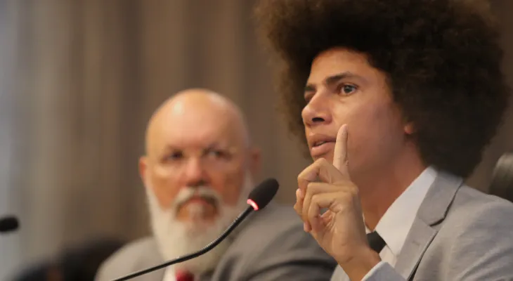 Oitiva de Renato ocorre sob disputa sobre vídeos do caso