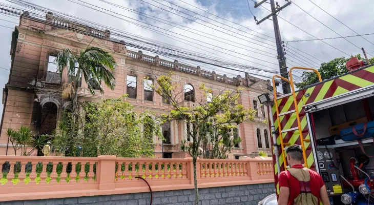 Alunos do Caetano Munhoz terão aulas online após incêndio
