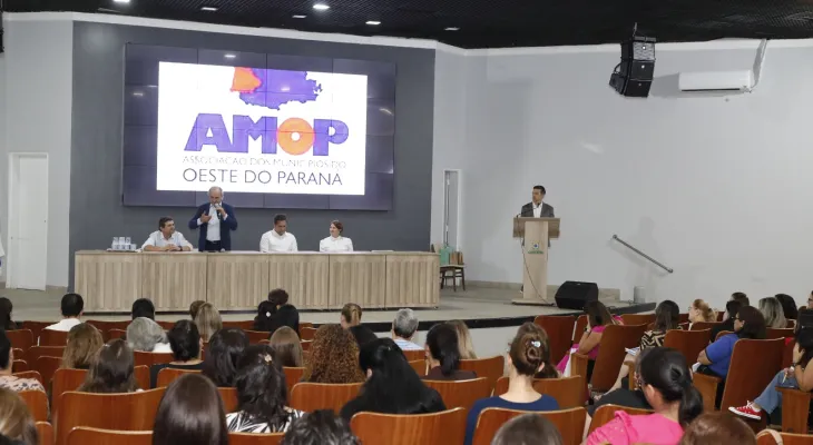 Amop abre ano letivo com encontro que reúne educadores de 57 municípios do Oeste