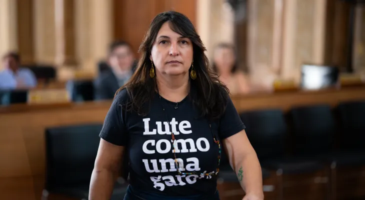 Vereadora é obrigada a retirar camiseta feminista em sessão da Câmara de Curitiba