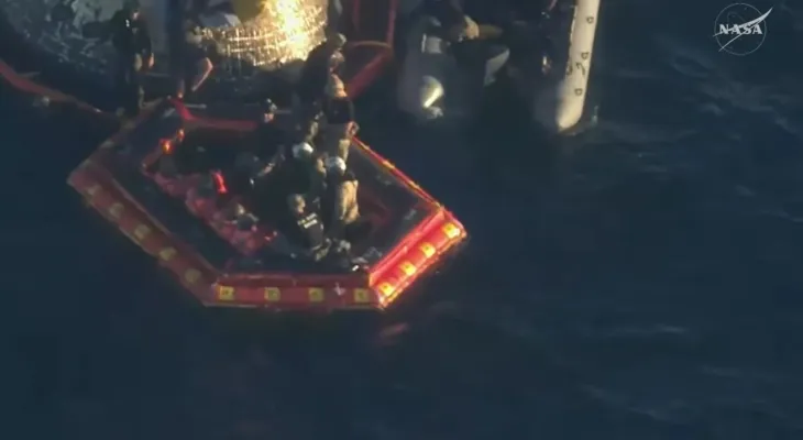 Astronautas retornam à Terra após missão histórica da Nasa na órbita lunar