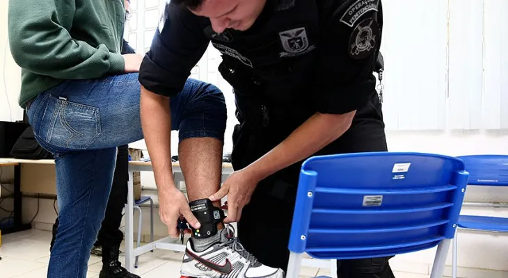 Agressor de mulher usará tornozeleira de imediato; lei já está em vigor