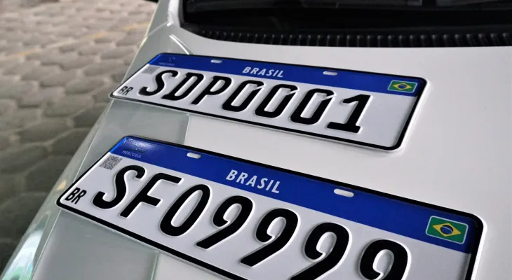 Multa de R$ 293: Quando a placa Mercosul passa a ser obrigatória segundo o Conselho Nacional de Trânsito?