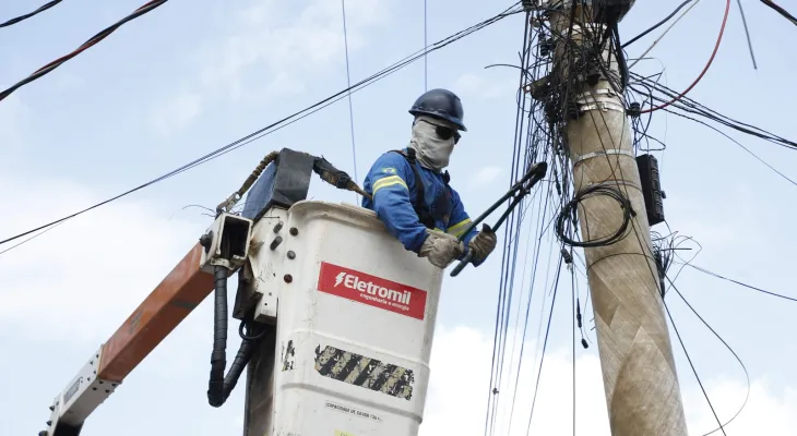 Após anos de descaso, força-tarefa tenta conter caos de fios soltos em Cascavel