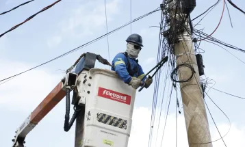 Após anos de descaso, força-tarefa tenta conter caos de fios soltos em Cascavel