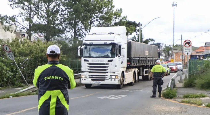Curitiba avalia proibição de estacionamento de caminhões e ônibus em ruas residenciais