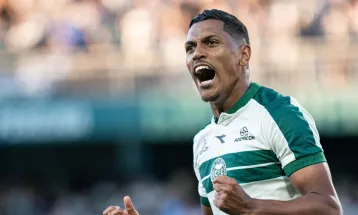 Coritiba bate o Atlético-MG no Couto Pereira e cola no G-6 do Brasileirão