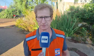 Coordenador da Defesa Civil cai de 4 metros ao retirar enxame em Cascavel