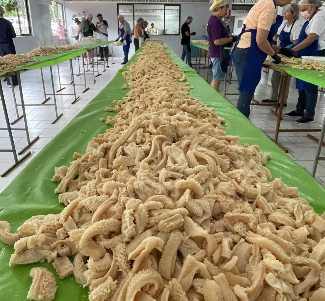 Cascavel se mobiliza para a tradicional buchada e o maior costelão da Festa do Trabalhador
