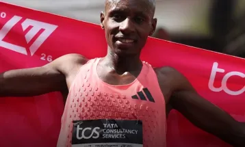 Queniano se torna primeiro atleta a correr maratona abaixo de 2 horas