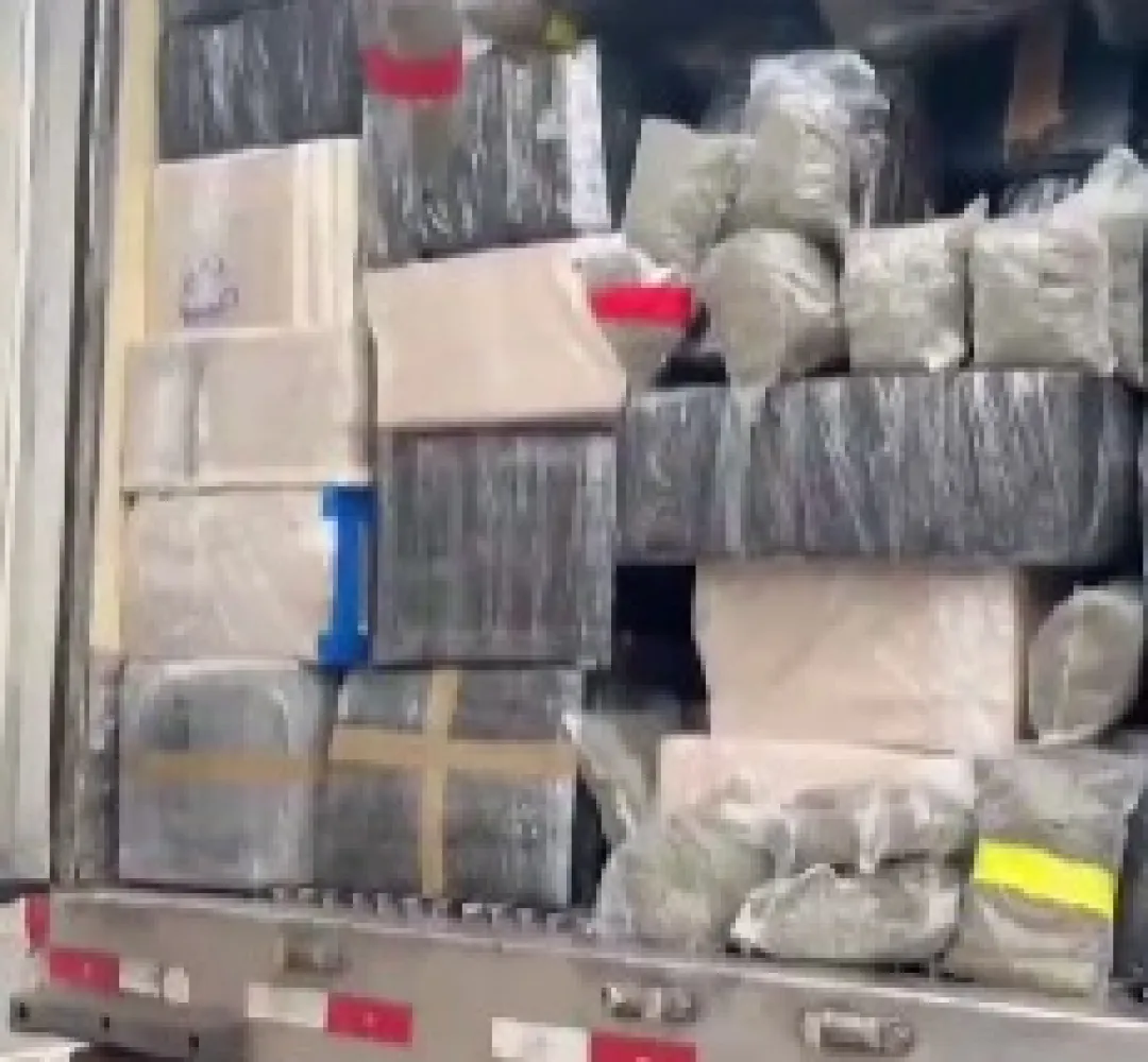 Ficco/PR apreende mais de 2,5 toneladas de maconha em caminhão e motorista é preso em Guarapuava