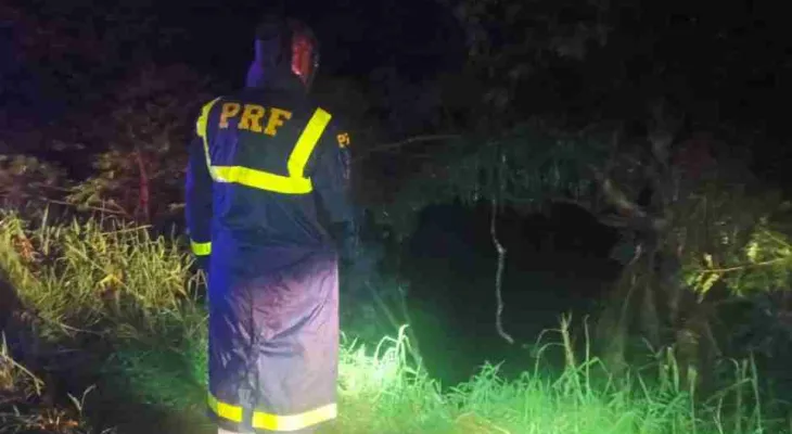 Caminhão cai na Represa do Capivari na BR-116; criança morre e pai está desaparecido