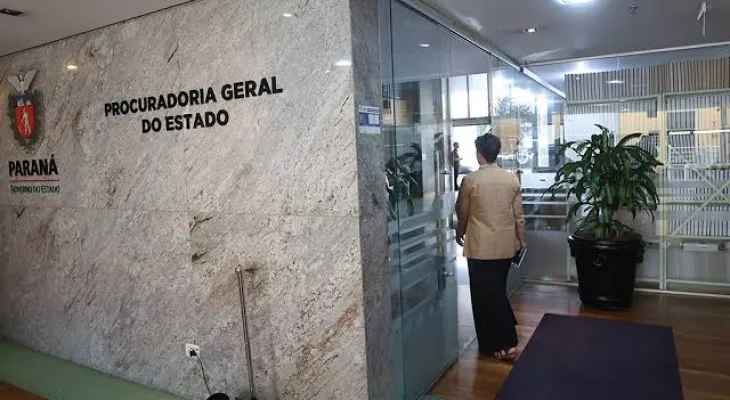 Projeto de Ratinho que mexe em honorários da PGE avança na Alep enquanto remunerações chegam a R$ 70 mil no Paraná