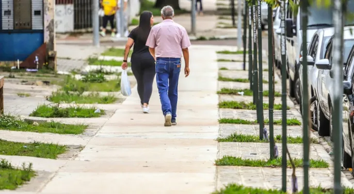 Calçadas de Curitiba podem deixar de ser responsabilidade do morador e passar para a Prefeitura