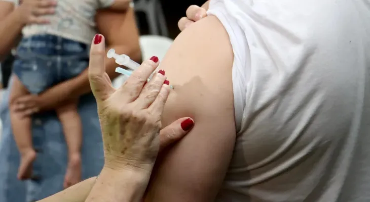 Vacinação contra gripe em Londrina tem baixa adesão; veja onde se imunizar