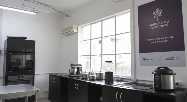 Com foco em emprego imediato, novo espaço de gastronomia qualifica curitibanos e imigrantes