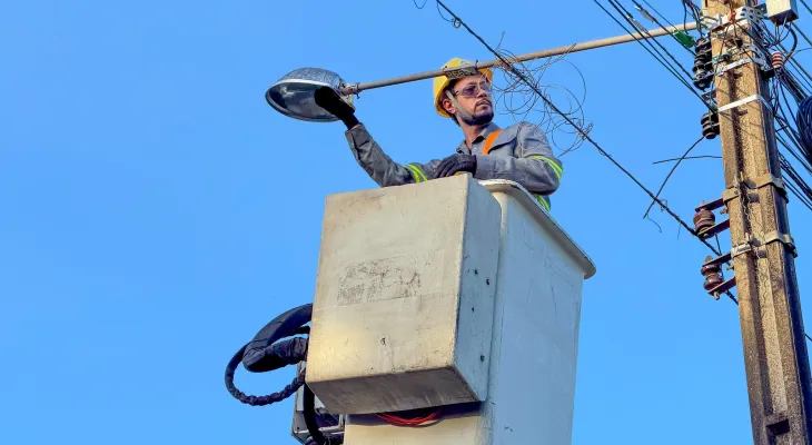Teve problema com luz na rua? Veja como acionar a nova concessionária em Foz