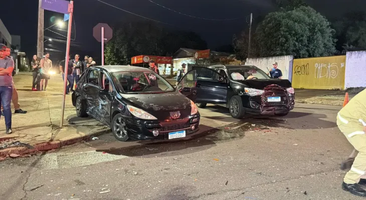 Motorista fura preferencial na Avenida Brasil, bate em dois carros e é preso com 2,0 mg/l de álcool