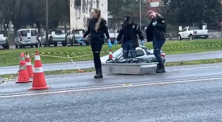 Motorista morre atropelado após sair de carro acidentado na BR-277 em Cascavel